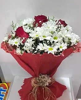 beyaz papatya ve 3 kırmızı gül buket