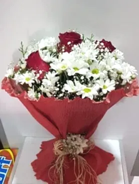 beyaz papatya ve 3 kırmızı gül buket