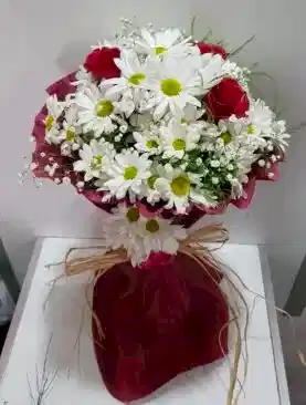 beyaz papatya 3 kırmızı gül buket