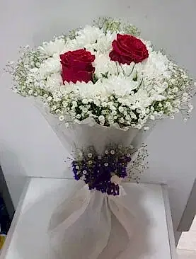 beyaz papatya kırmızı gül buket