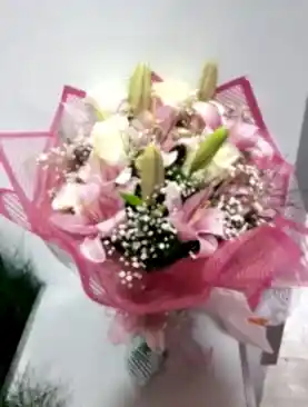 beyaz gül pembe lilyum buket