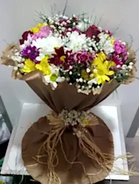 renkli papatya kırmızı gül buket